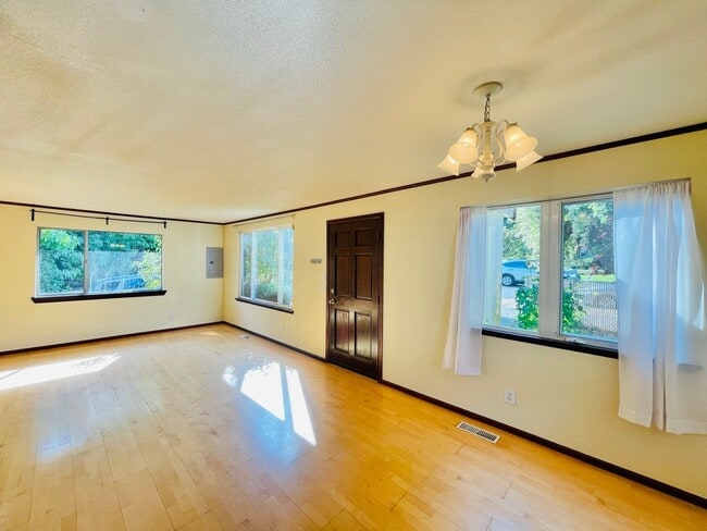 Foto del edificio - Massive House with Elegant Finishes in Madison Valley!