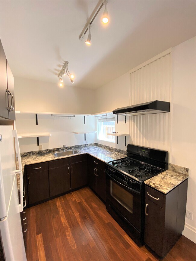 Building Photo - 1067 Oak St