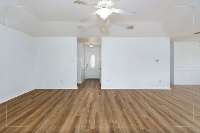 Foto del edificio - Spacious 3-Bedroom Home with Open Floor Plan and Big Backyard in West Mobile!