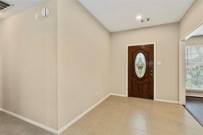 Building Photo - 802 Foxglove Dr