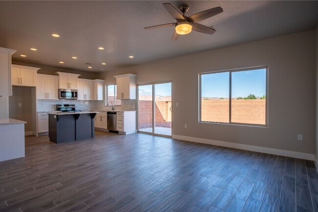 Foto del edificio - Amazing views! Like New 3 bedroom, 2.5 bath townhome, 2 car garage