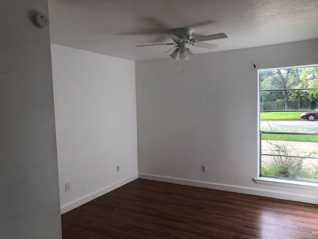 Building Photo - CUTE TWO BEDROOM ONE BATH DUPLEX ON SHUTTLE ROUTE