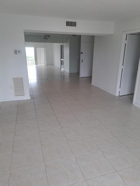 Building Photo - 4164 Inverrary Dr