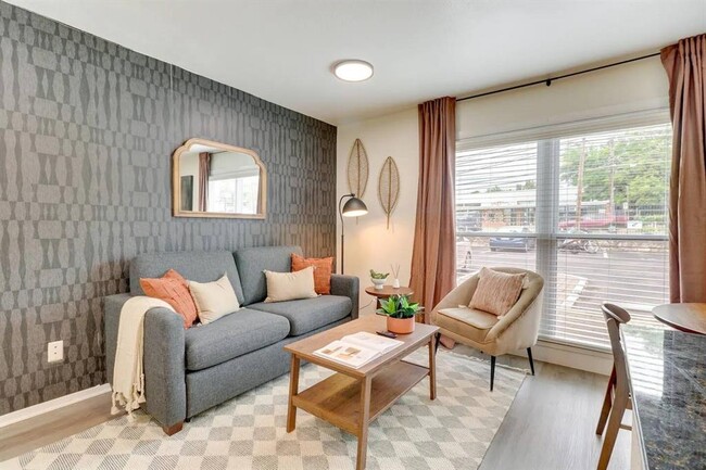 Foto del edificio - 2401 Manor Rd