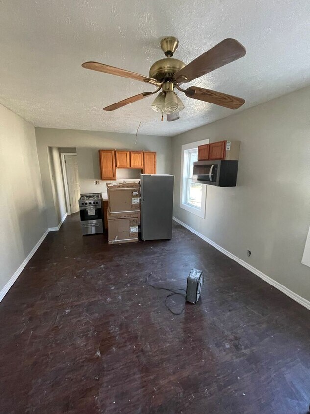 651 E Wabash St Unit 02, Frankfort, IN 46041 Room for Rent in