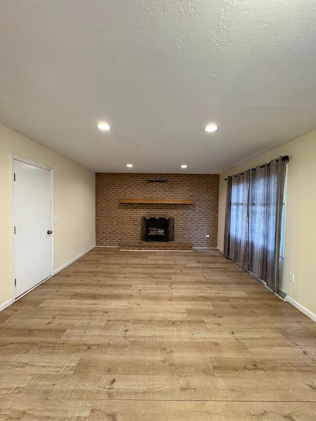 Foto del edificio - Beautiful and spacious 3 bedroom 2.5 bathroom townhome available for rent