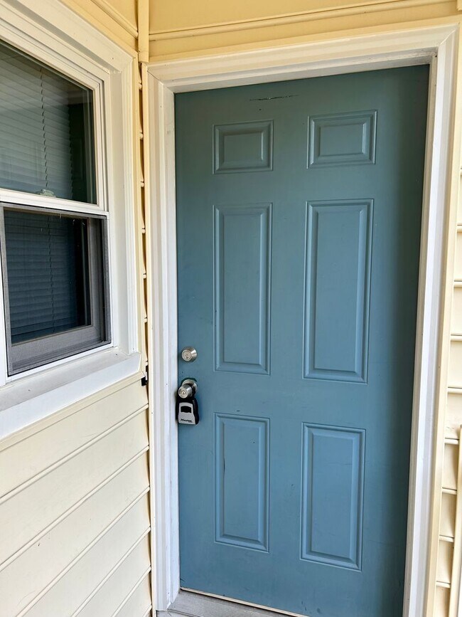 Building Photo - Updated townhome in Heritage Village