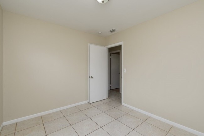 Building Photo - 1297 NW Charlie Green Dr