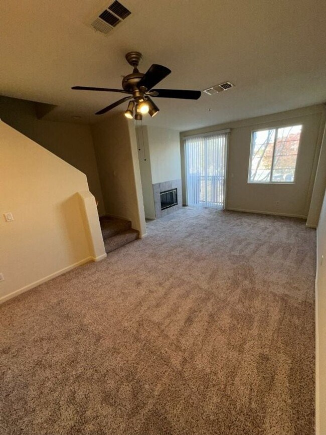 Foto del edificio - Nor Cal Realty, Inc. - 2 bedroom, 2.5 bath townhouse with 2 car garage
