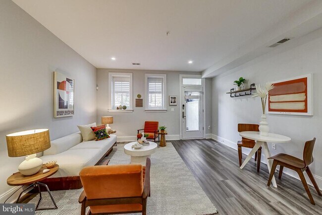 Foto del edificio - 819 D St NE