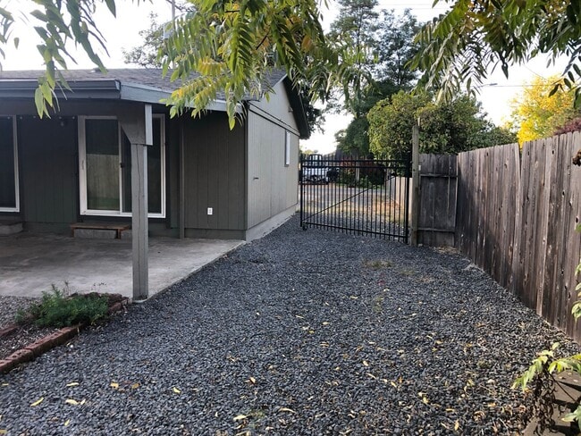 Building Photo - 3 bedroom 2 bathroom house in Thurston!