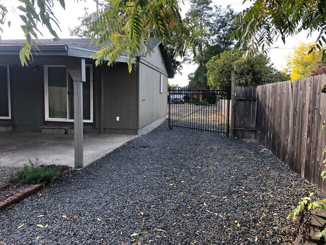 Foto del edificio - 3 bedroom 2 bathroom house in Thurston!