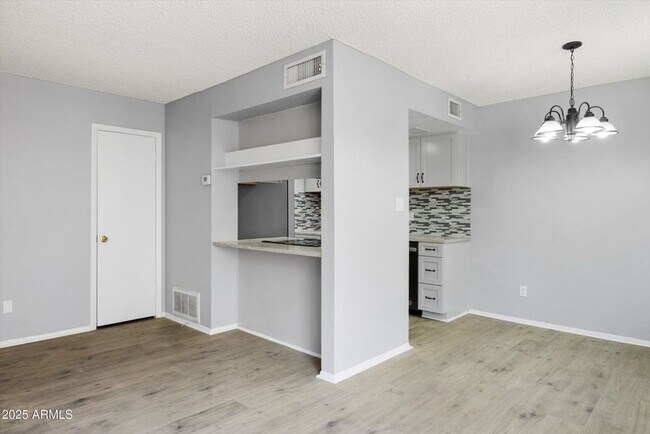 Foto del edificio - GORGEOUS Updated 2 bedroom Condo in Old To...