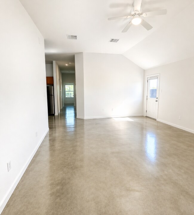 Foto del edificio - AVAILABLE NOW; APPLY ON OUR WEBSITE TODAY!!! - 1 MONTH FREE
