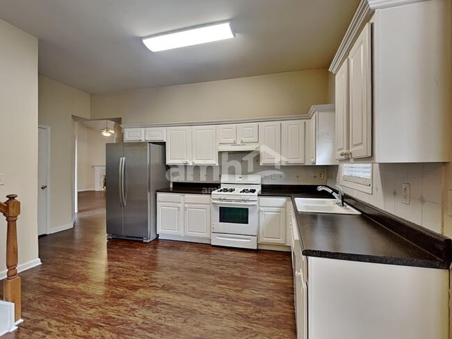 Foto del edificio - 190 Cedarhurst Rd