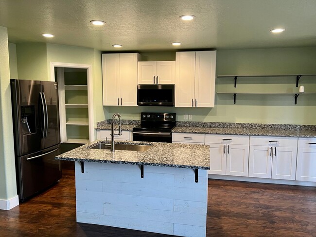 Building Photo - Hidden Valley Townhome