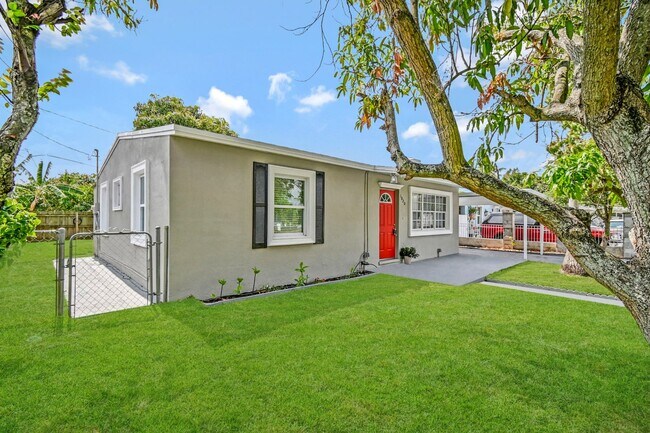 Building Photo - 1020 Dogwood Rd