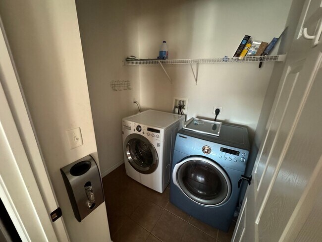 Building Photo - End unit townhome