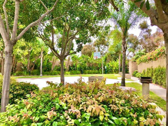 Foto del edificio - Beautifully Upgraded & Appointed End Condo...