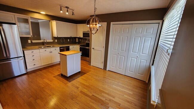 Foto del edificio - Updated, spacious townhome close to the in...