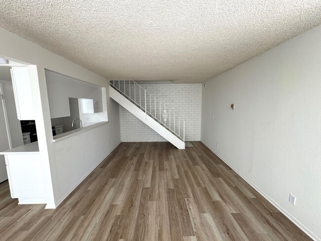 Foto del edificio - Remodeled McKeon Townhome