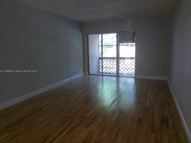 Foto del edificio - 6580 Santona St