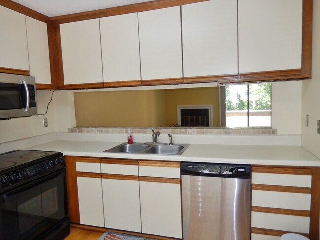 Building Photo - Fabulous Waterfront, 3 level townhouse
