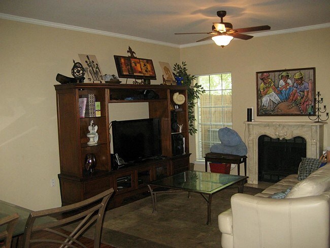 Building Photo - 17625 Red Oak Dr