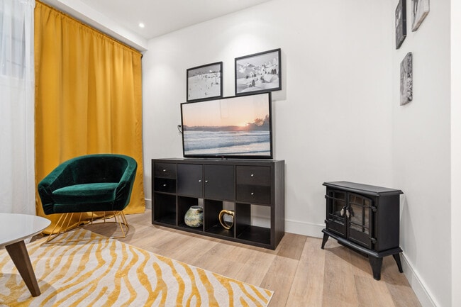 Building Photo - 2455 Ancaster Cres