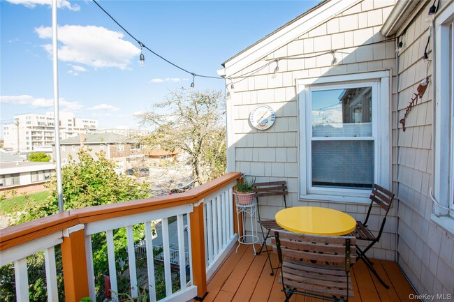 Building Photo - 274 W Walnut St