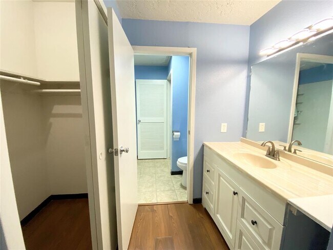 Building Photo - 2021 Spenwick Dr