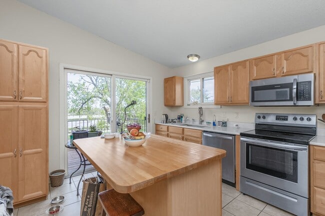 Building Photo - 222 Virginia 3 bed 2 bath apartment in historic Cathedral Hill neighborhood