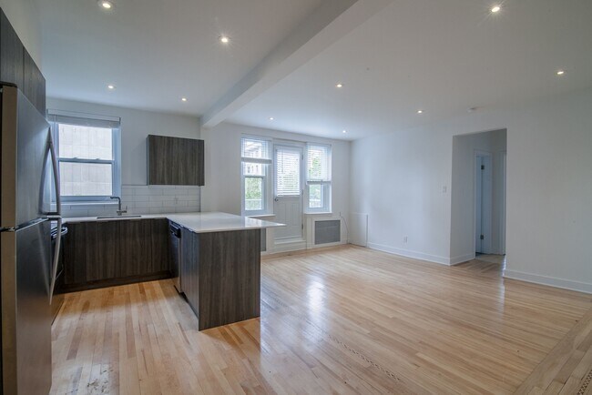 Building Photo - 2105 Rue Chomedey