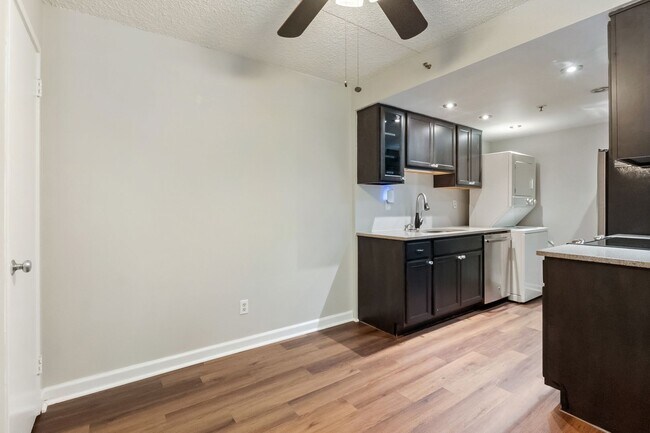 Foto del edificio - 5911 Edsall Rd