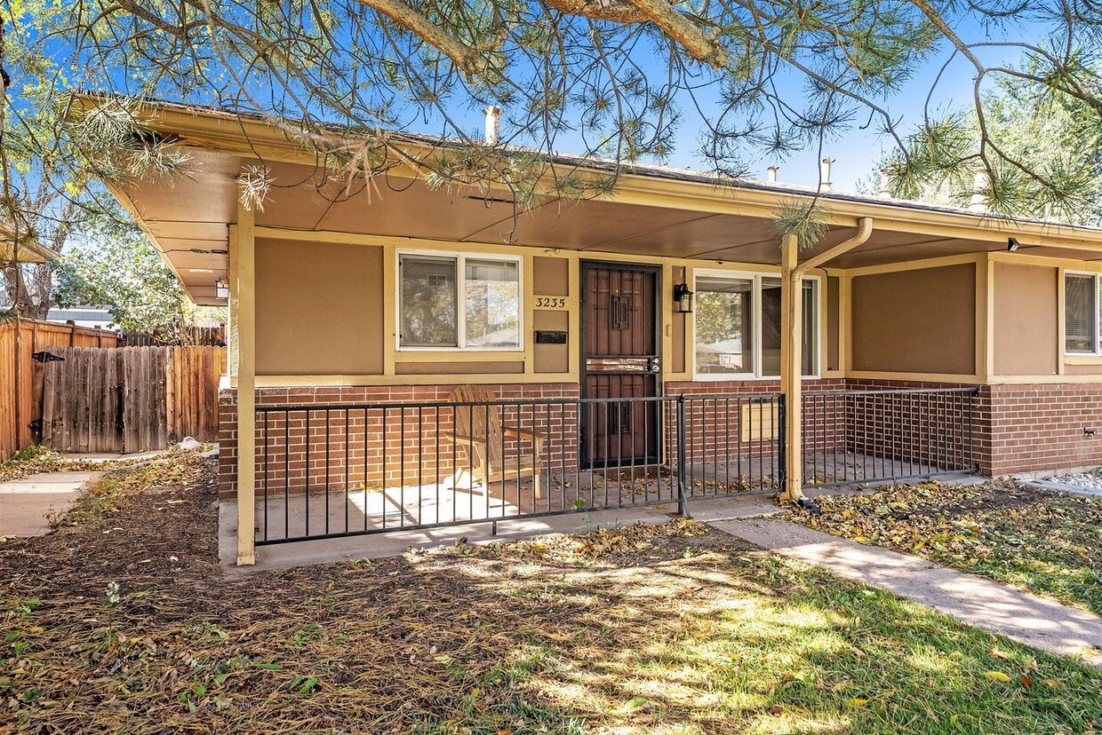 Updated 2 Bed 1 Bath Townhome in Clayton Neighborhood - Updated 2 Bed 1 Bath Townhome in Clayton Neighborhood