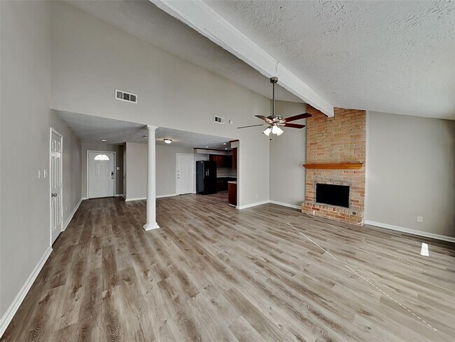 Foto del edificio - 16015 Bear Hill Dr