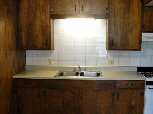 Kitchen Counter - 1708 N Cedar St