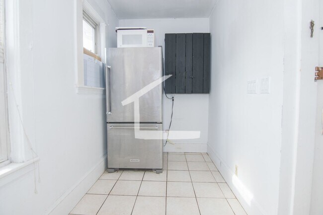 Building Photo - Great value three bedroom