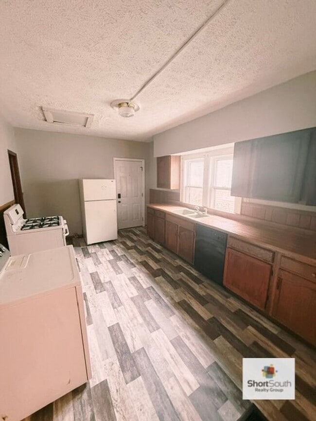 Building Photo - Updated 2 bed 1 bath main floor apartment
