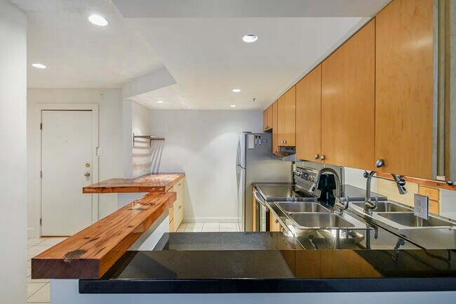Building Photo - 110-1500 Pendrell