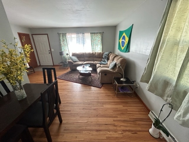 Sala de estar con ventana grande - 7215 18th Ave S
