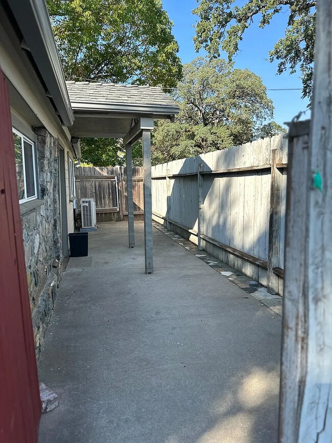 Foto del edificio - Welcome to this charming, newly remodeled rustic property offering privacy, comfort, and character.