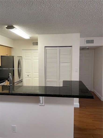 Photo - 570 S Park Rd Apartment