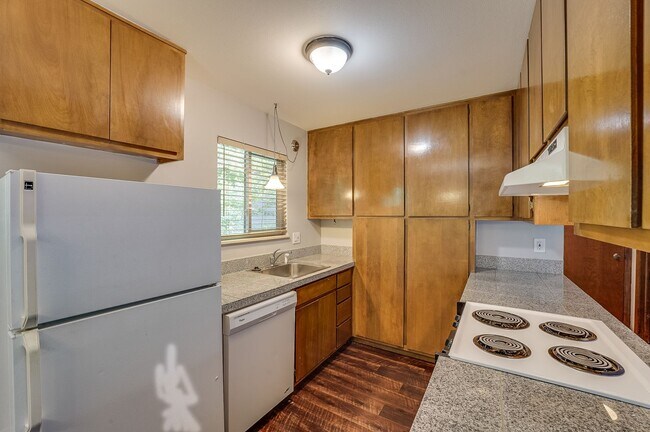 Building Photo - Locust312 (CW-KS)