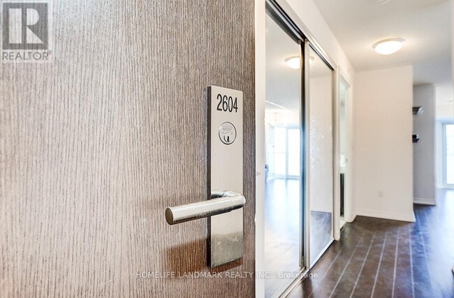 Building Photo - 386 Yonge St