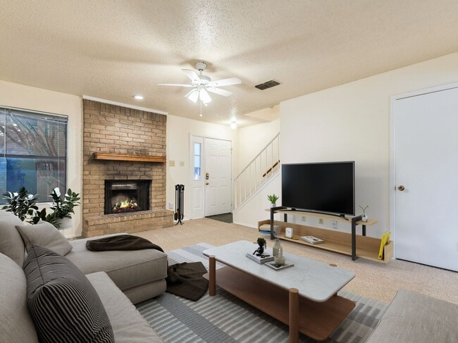 Building Photo - Charming & Modern 2/BR and 2/BA Home Near ...