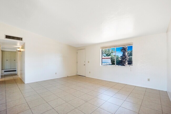 Foto del edificio - Northwest location,3 Bd/2 Bath, single carport, detached 2 car garage home