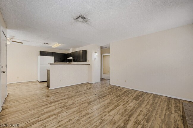 Building Photo - 2745 Jennydiane Dr