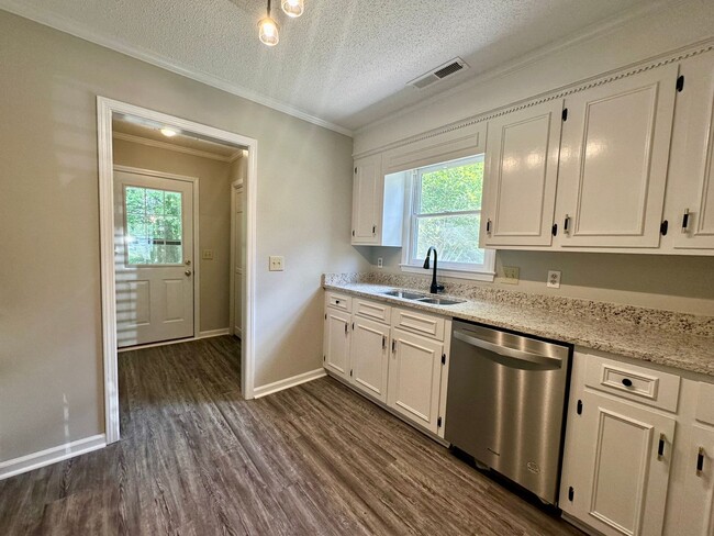 Building Photo - Newly Remodeled Duplex!