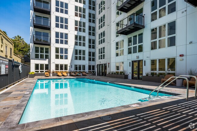 Piscina - Cypress Apartments